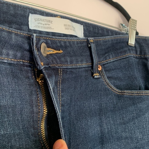 Signature by Levi Strauss Mid-Rise Straight Blue Jeans - Picture 4 of 9